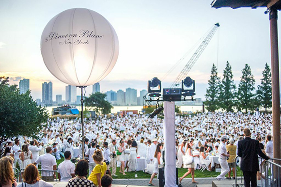 Dîner en Blanc Lights Up Battery Park