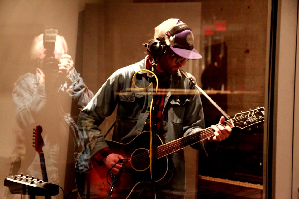 Aaron Lee Tasjan returns to New York for Slipper Room gig, talks new album “In The Blazes”