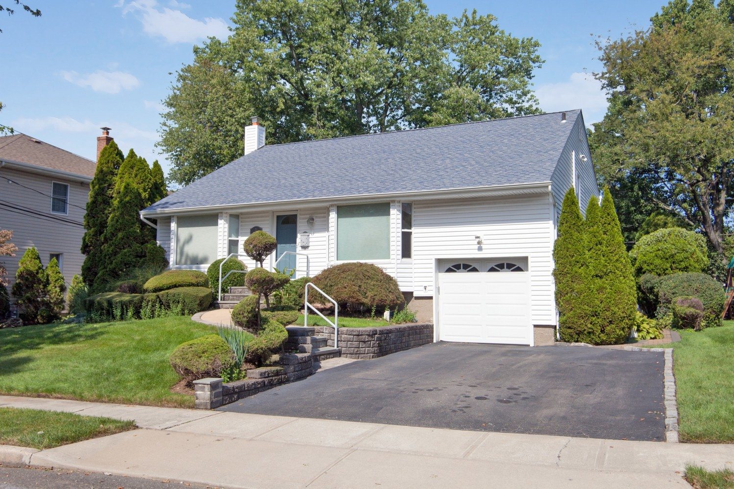 DOUGLAS ELLIMAN LISTS 21 ELLIS DR.