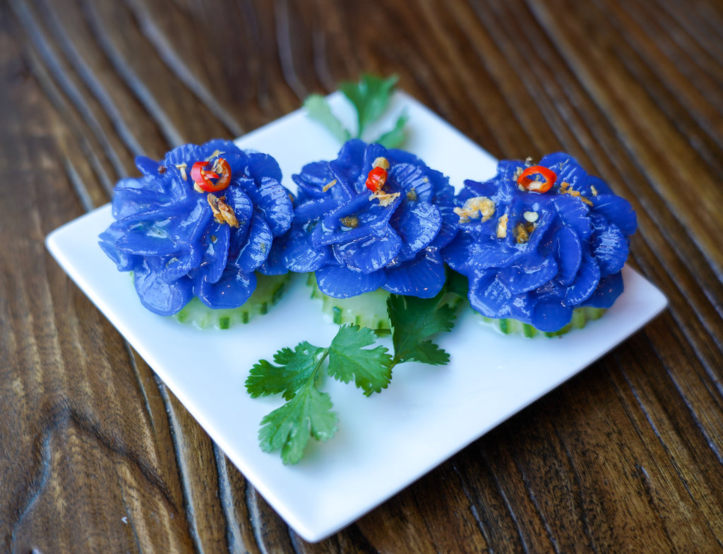Shaw Muang (flower-shaped dumplings with chicken & sweet radish)
